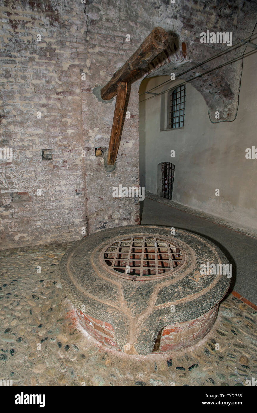 Europa Italia Piamonte Provincia de Saluzzo Casa Cavassa antiguo pozo Foto de stock