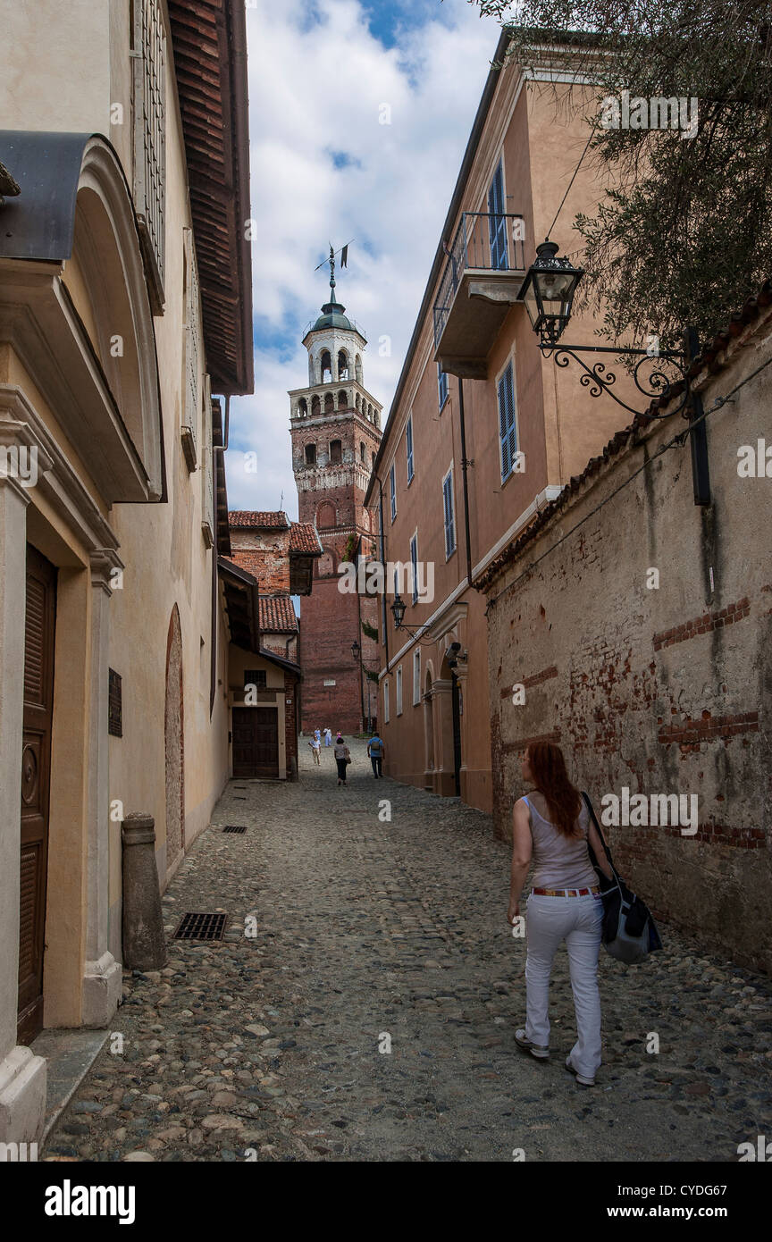 Europa, Italia Provincia de Cuneo Piamonte Saluzzo Vista con torre cívica Foto de stock