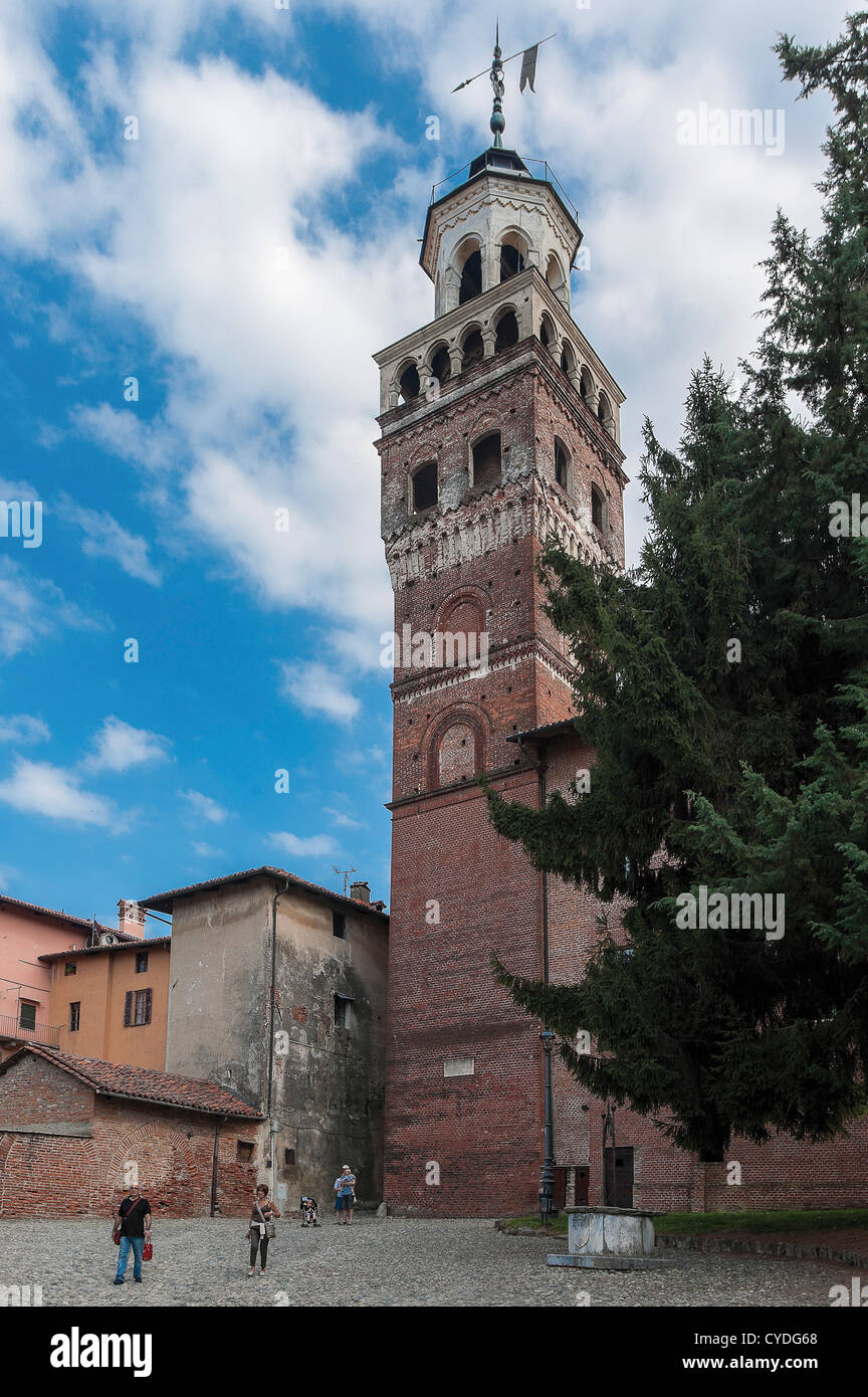 Europa, Italia Provincia de Cuneo Piamonte Saluzzo Vista con torre cívica Foto de stock