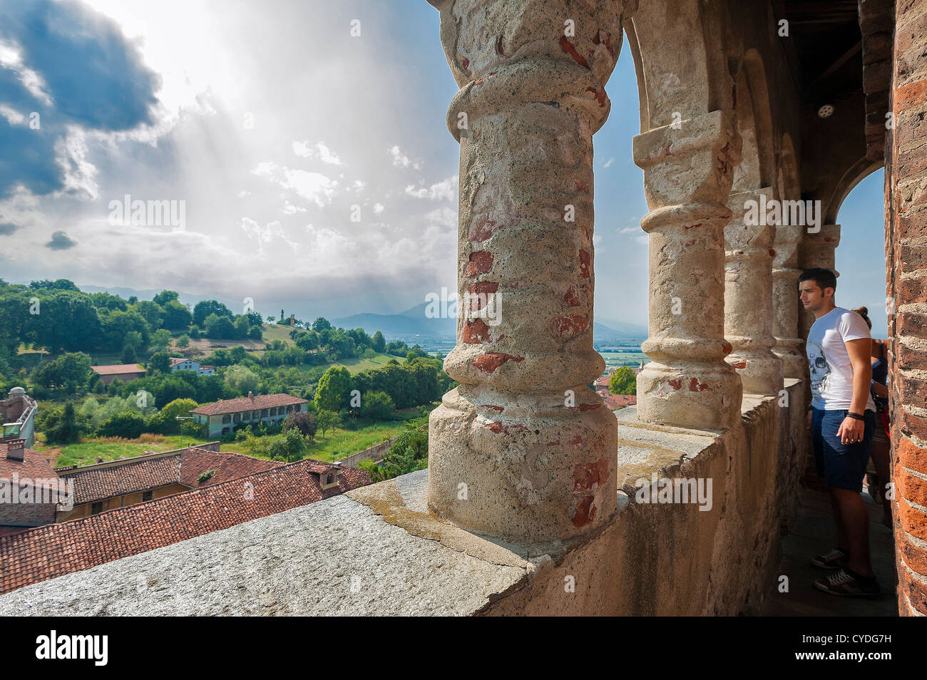 Europa, Italia Provincia de Cuneo Piamonte Saluzzo, vista desde la torre cívica Foto de stock