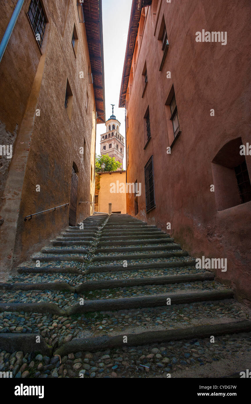 Europa, Italia Provincia de Cuneo Piamonte Saluzzo antigua escalera en el casco antiguo Foto de stock