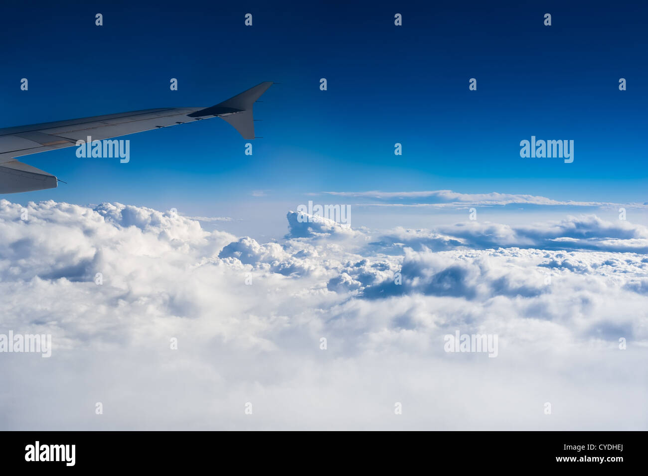 Hermosa vista en lo alto del cielo azul con nubes de fondo y la planicie de Airbus de ala Foto de stock