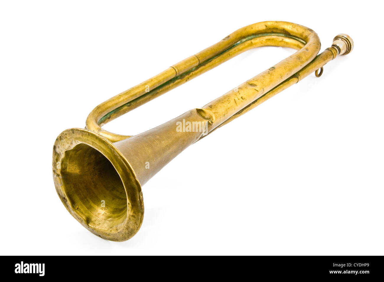 Antiguo ejército roto trompeta aislado en blanco Foto de stock