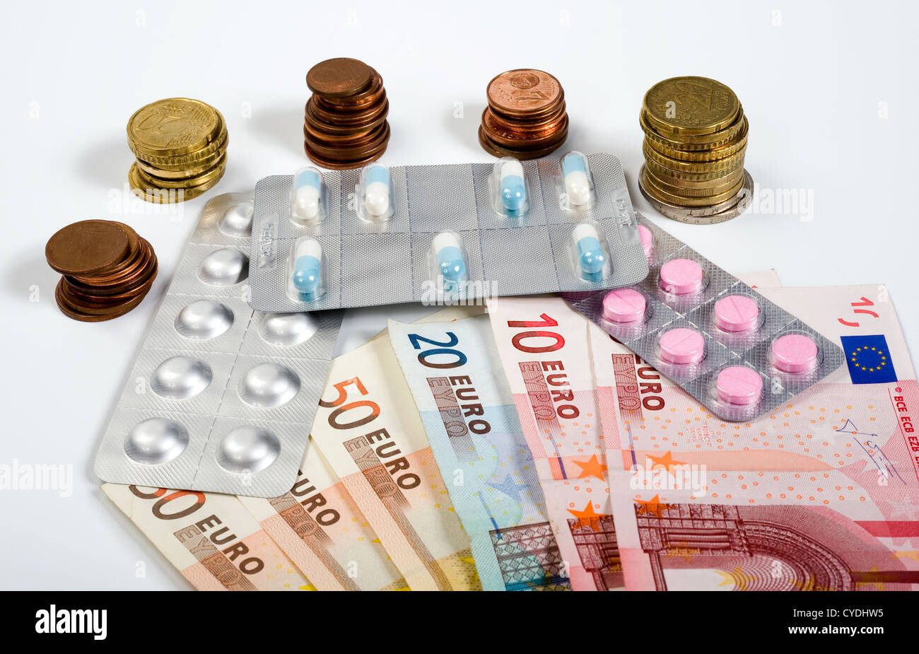 Medicamentos, tabletas, píldoras y las monedas de euro con papel moneda Foto de stock