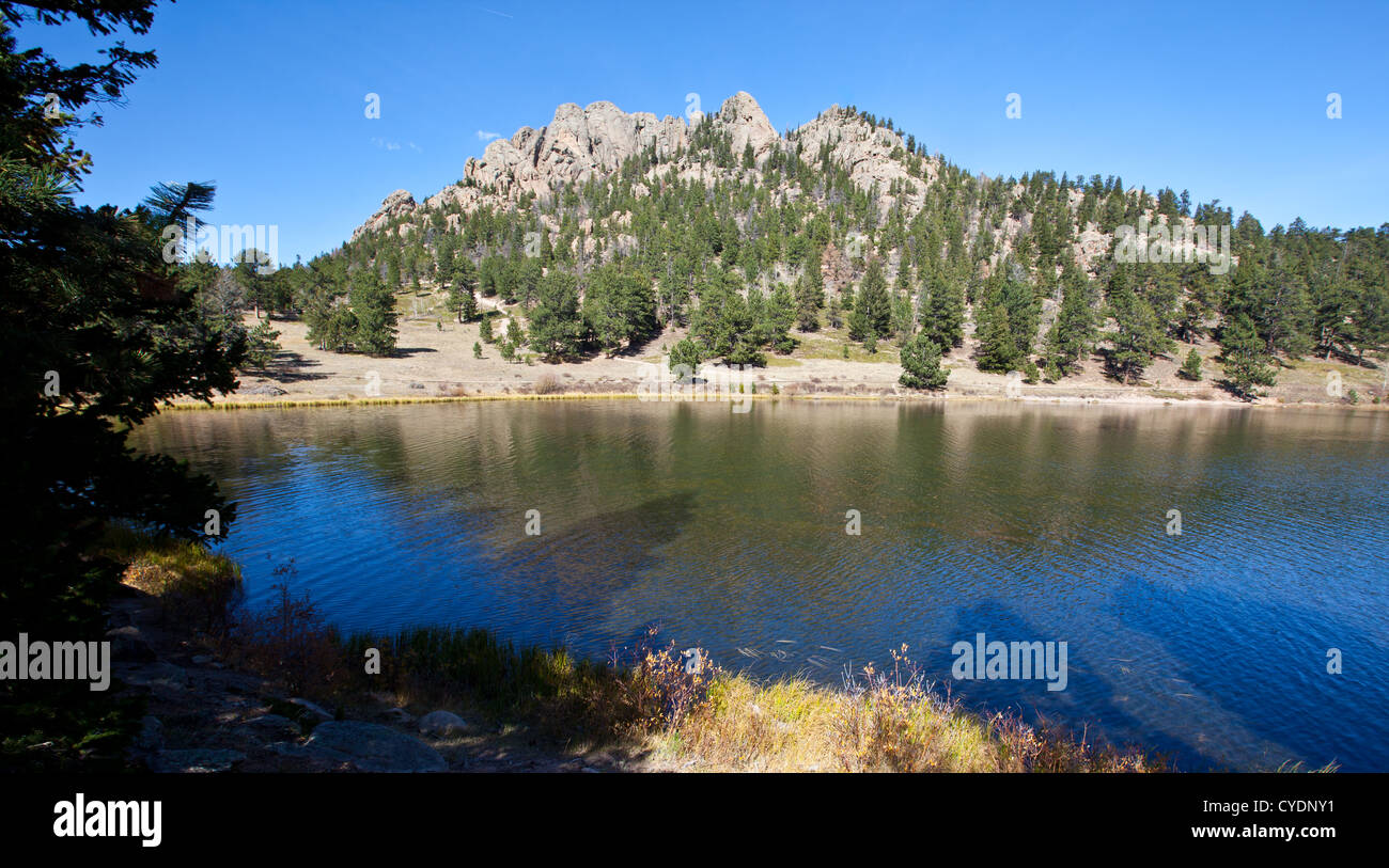 Vistas de las montañas que rodean el lago Lirio encima en Estes Park, Colorado. Foto de stock