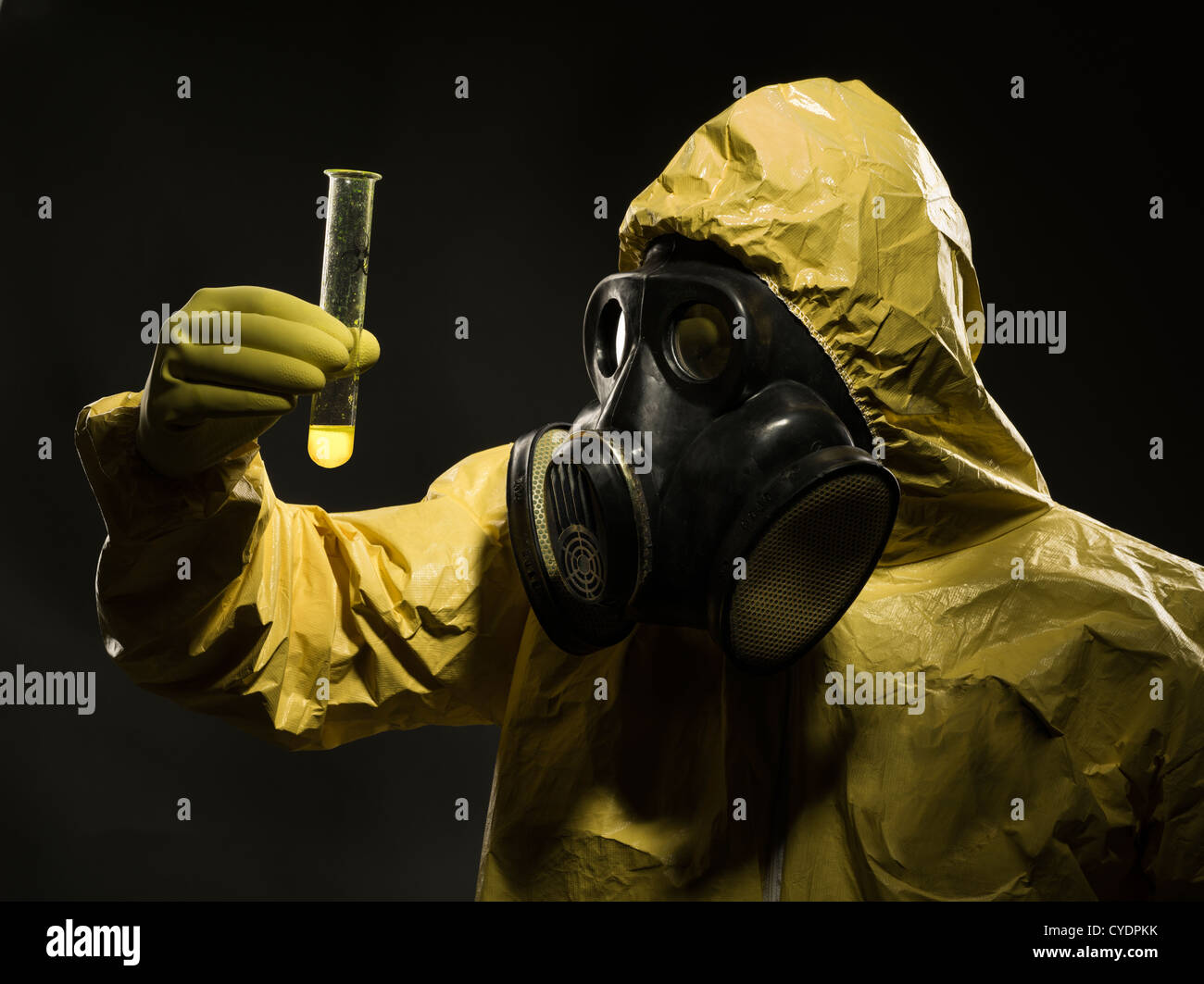 Hombre con máscara de gas y traje hazmat Foto de stock