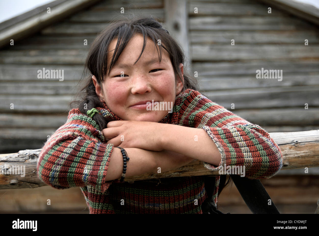 Chica nómada en el norte de Mongolia. Foto de stock