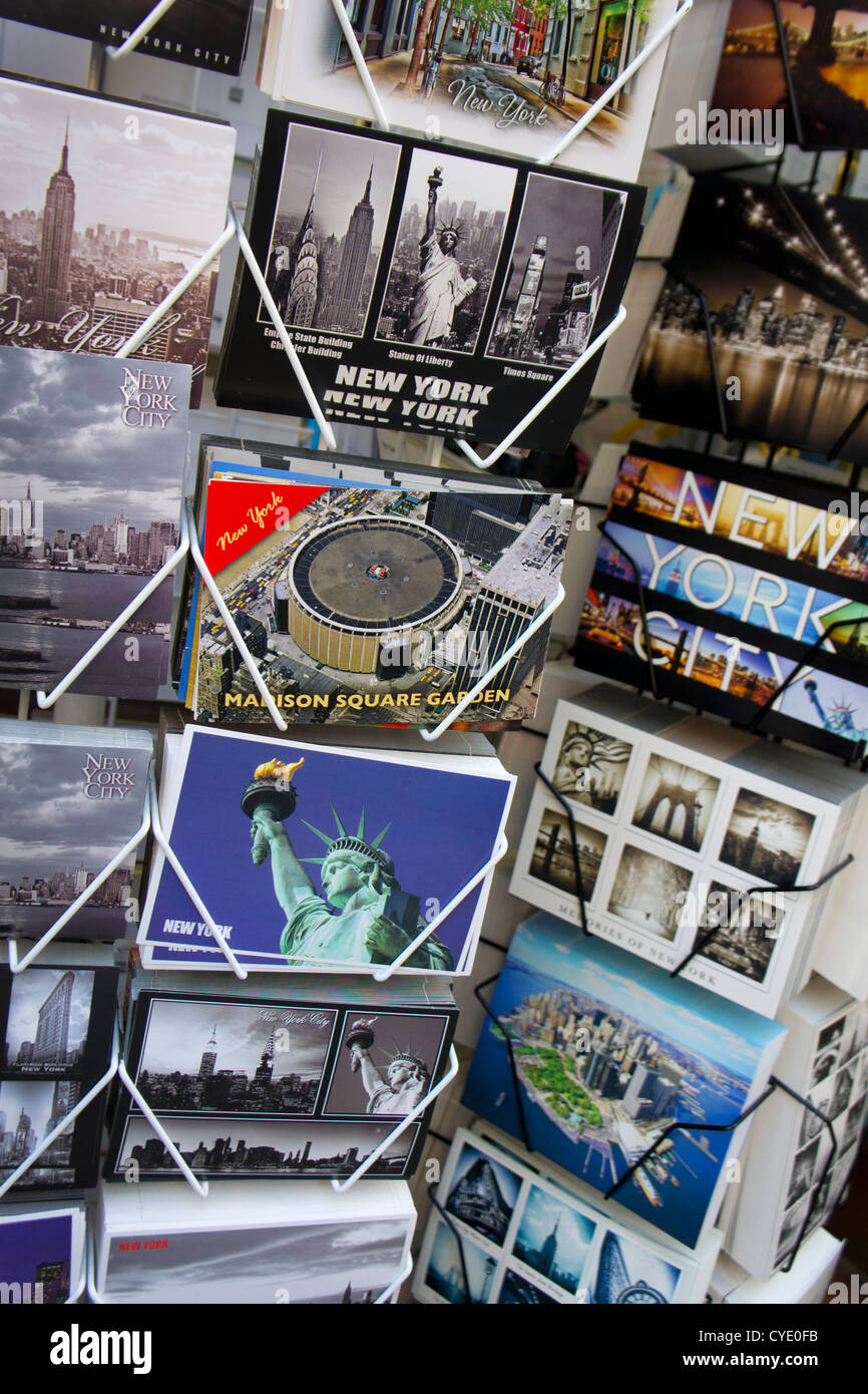 Tarjetas postales en pararse afuera de la tienda de regalos en Manhattan, Nueva York Foto de stock