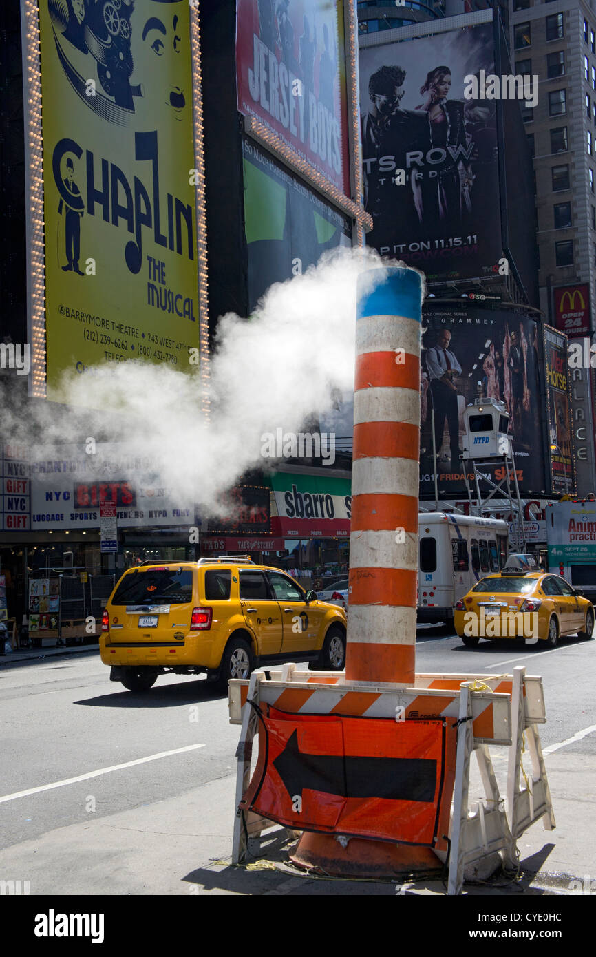 Vapor en el tubo desde el subsuelo de Broadway, Times Square, Nueva York, EE.UU. Foto de stock