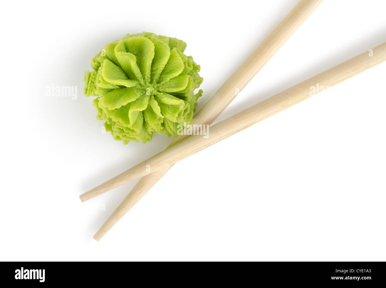 Palillos de madera y wasabi aislado sobre un fondo blanco. Foto de stock