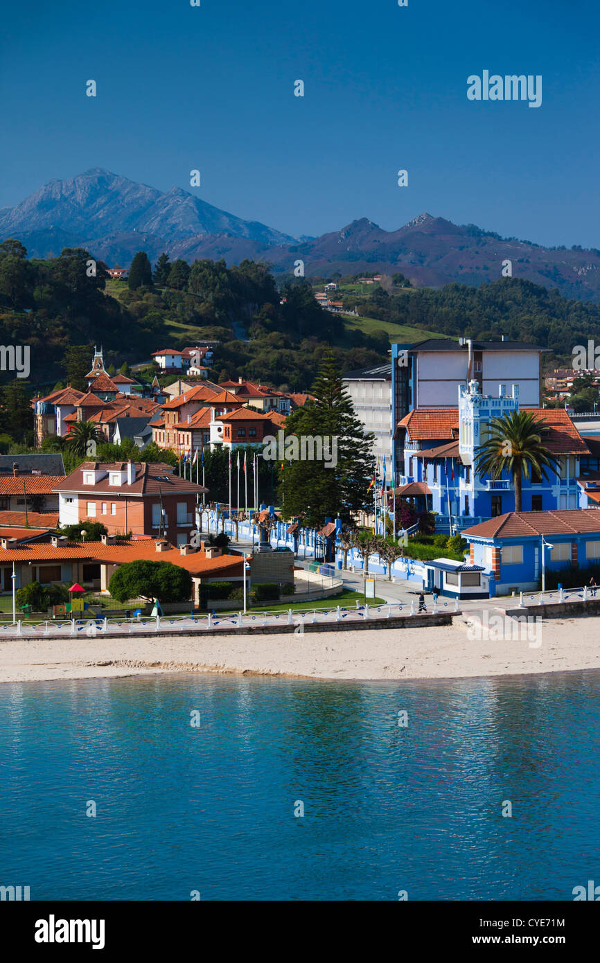 España, Asturias, Asturias Provincia, Ribadesella, casas de vacaciones en la Playa de Santa Marina Beach Foto de stock