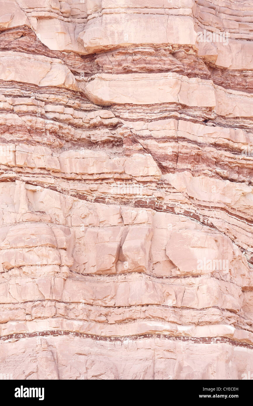 Primer plano de estratos geológicos en extensionales (normal) roca sedimentaria arenisca defectuoso Foto de stock