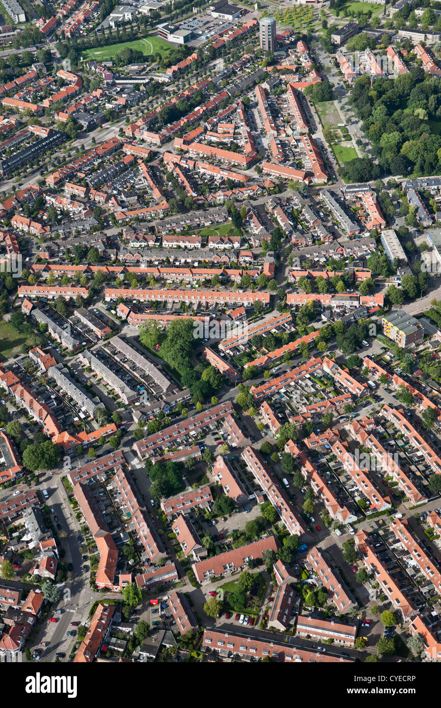 Los Países Bajos, Leeuwarden, antena. Distrito residencial. Foto de stock