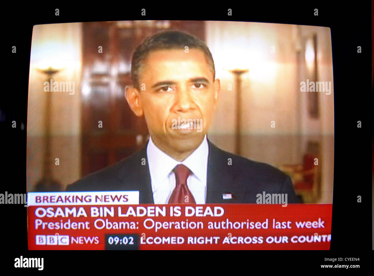 Breaking News, Osama Bin Laden está muerto - el 2 de mayo de 2011. Captura de pantalla de difusión de noticias de la BBC. El presidente Obama hace una declaración Foto de stock
