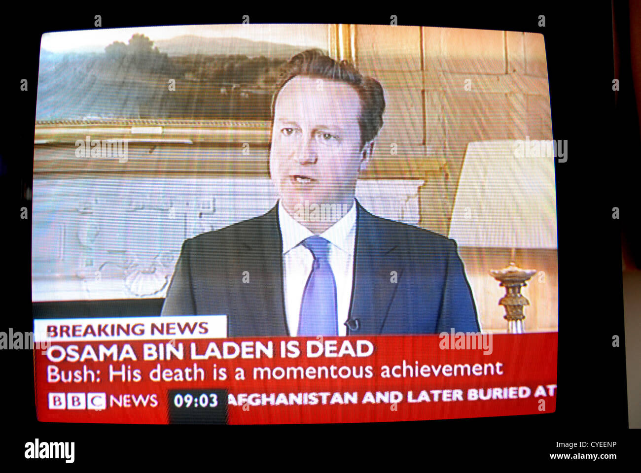 Breaking News, Osama Bin Laden está muerto - el 2 de mayo de 2011. Captura de pantalla de difusión de noticias de la BBC. David Cameron hace una declaración. Foto de stock