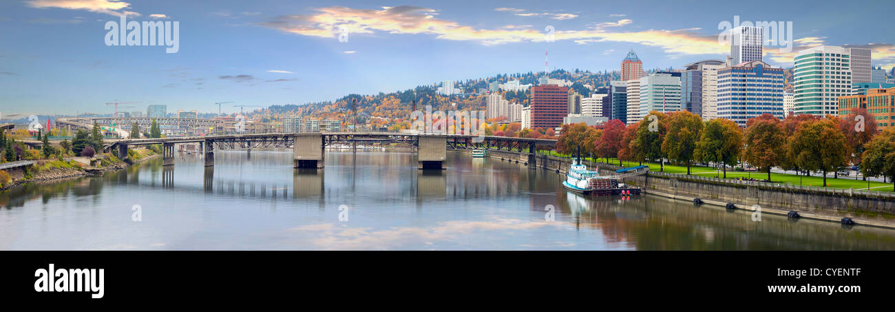 Centro de la ciudad de Portland, Oregón, rascacielos y puentes sobre Willamette River Waterfront Panorama Foto de stock