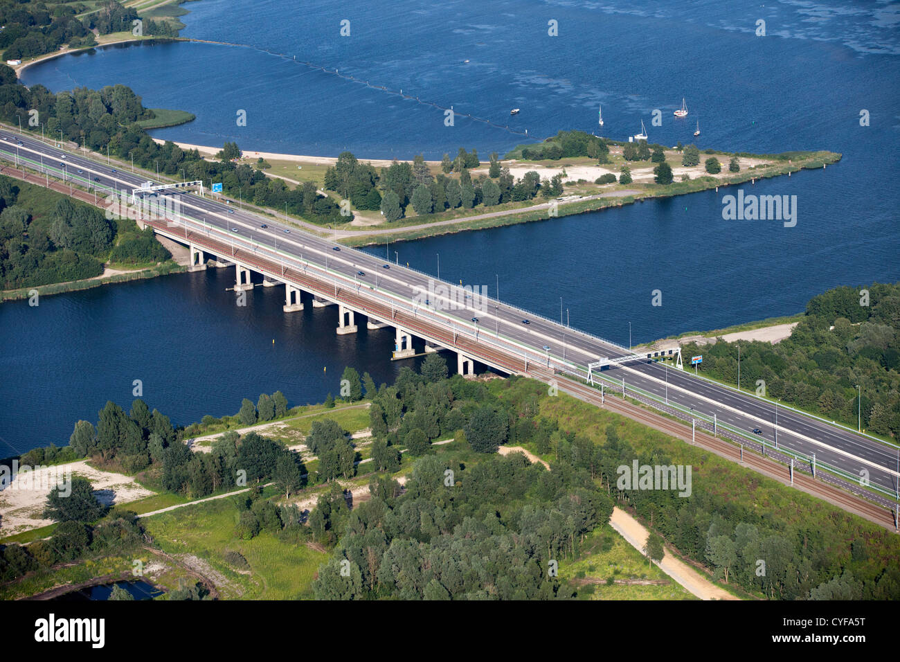 Los Países Bajos, Muiderberg Puente, llamado Puente de Holanda (Hollandse Brug) cruzando el lago Gooimeer. Autopista A6. Foto de stock