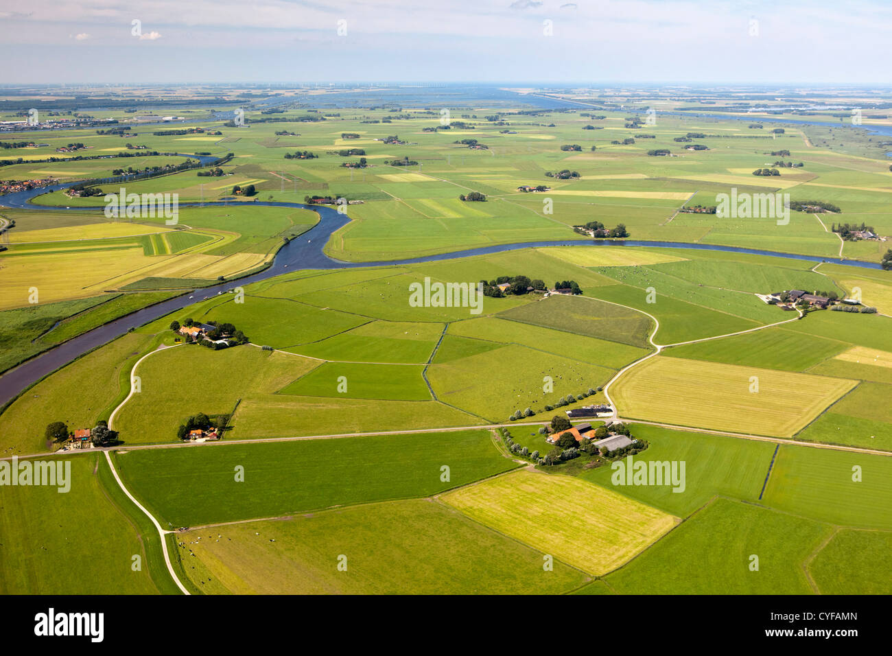 Los Países Bajos, Ijsselmuiden, granjas y campos de cultivo. Antena. Foto de stock