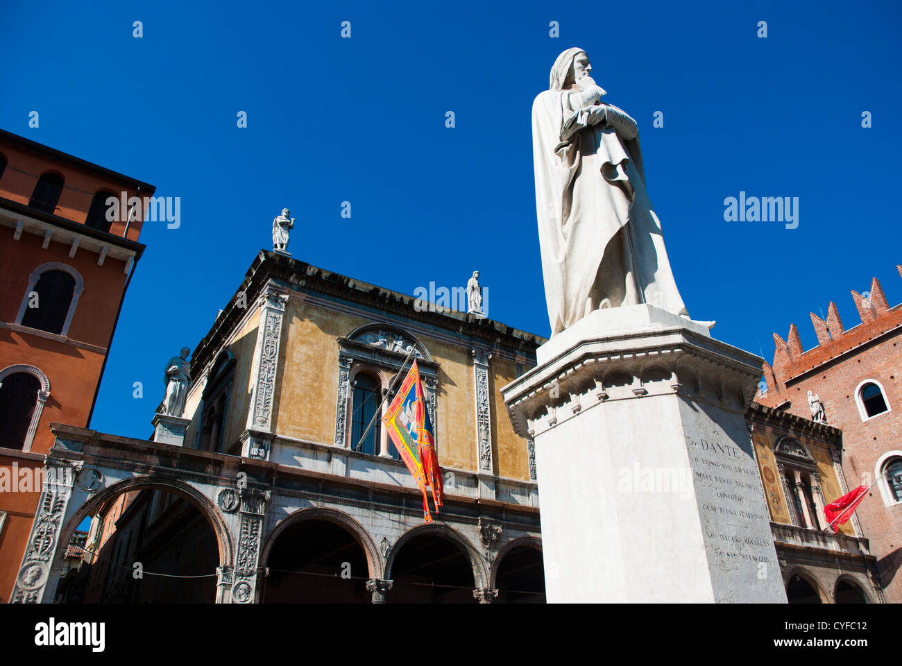La Piazza dei Signori, también conocida como Piazza Dante en Verona con diversos palacios alrededor de la plaza y una estatua de Dante Alighieri Foto de stock