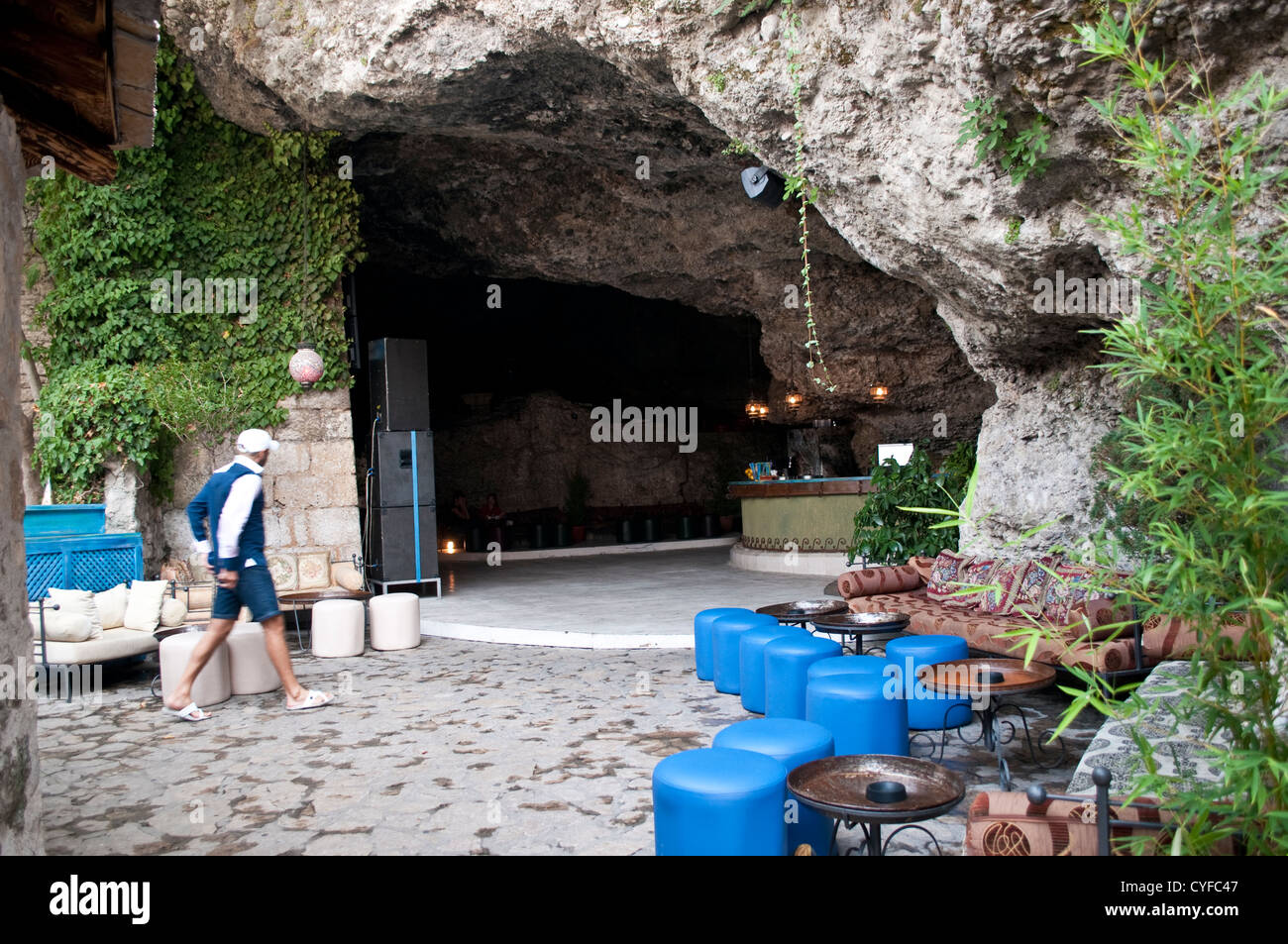 Discoteca de moda Ali Baba en cueva natural en el casco antiguo de Mostar,  en Bosnia y Herzegovina Fotografía de stock - Alamy