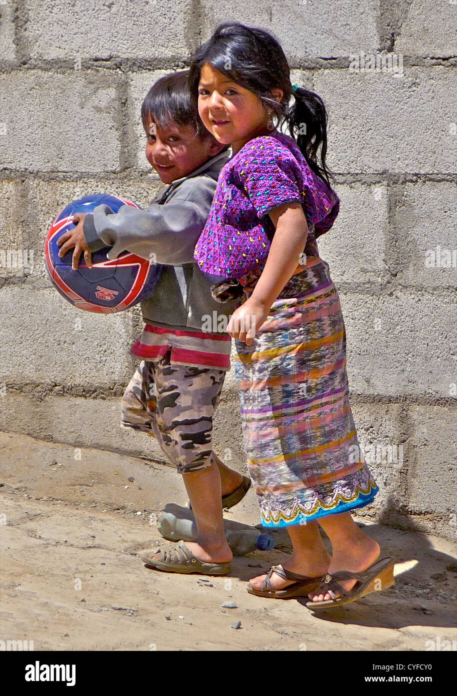 Los niños indios centroamericanos en Guatemala. Foto de stock