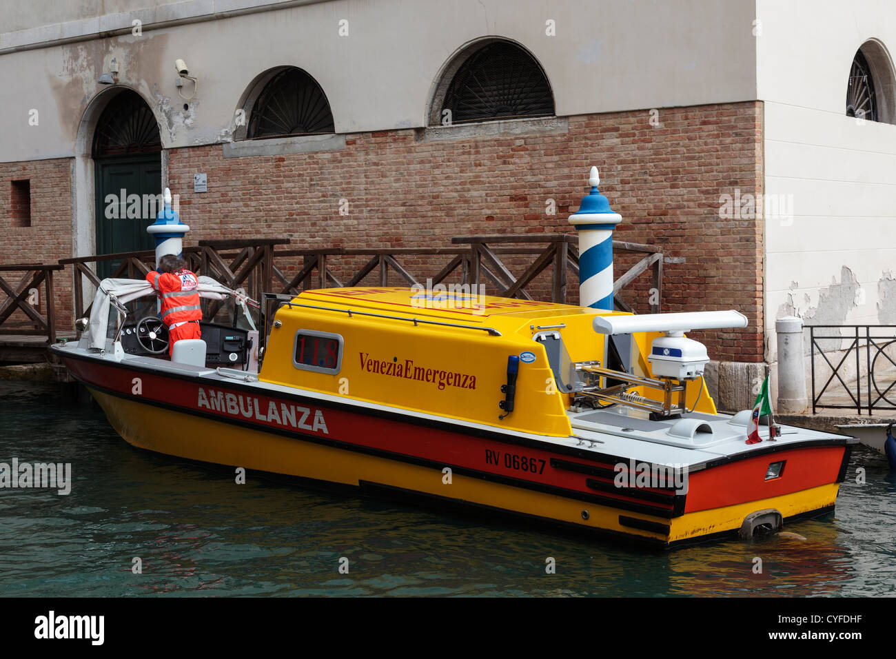 Ambulancia agua barco amarrado en un canal, en el centro de Venecia, Italia. Foto de stock