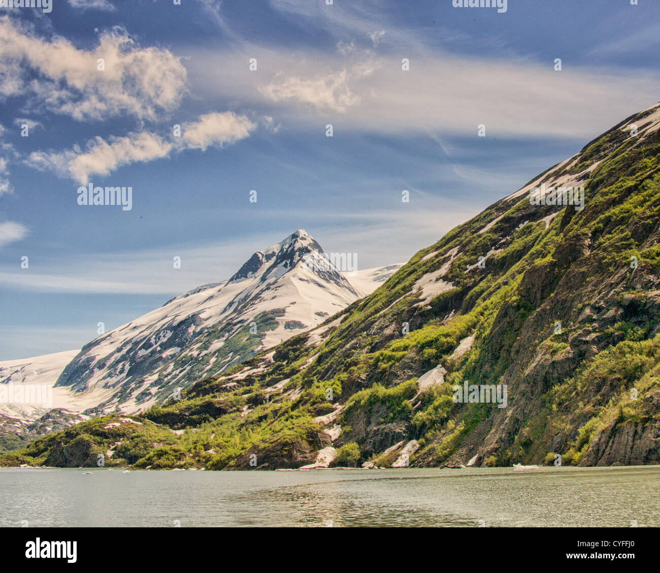 Junio 29, 2012 - Península Kenai, Alaska, EE.UU. - el hermoso Lago de Portage y sus alrededores, picos nevados de las montañas Chugach están en la Península Kenai dentro del Bosque Nacional Chugach. El lago fue creado detrás de la Morrena terminal del Glaciar Portage como comenzó a disminuir. Los terminus del glaciar ha retrocedido casi 5 kilómetros hasta su ubicación actual. Lago y Glaciar Portage es la atracción turística más visitada en Alaska. (Crédito de la Imagen: © Arnold Drapkin/ZUMAPRESS.com) Foto de stock