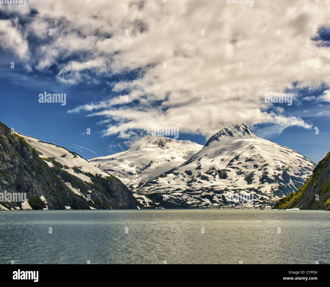 Junio 29, 2012 - Península Kenai, Alaska, EE.UU. - el hermoso Lago de Portage y sus alrededores, picos nevados de las montañas Chugach están en la Península Kenai dentro del Bosque Nacional Chugach. El lago fue creado detrás de la Morrena terminal del Glaciar Portage como comenzó a disminuir. Los terminus del glaciar ha retrocedido casi 5 kilómetros hasta su ubicación actual. Lago y Glaciar Portage es la atracción turística más visitada en Alaska. (Crédito de la Imagen: © Arnold Drapkin/ZUMAPRESS.com) Foto de stock