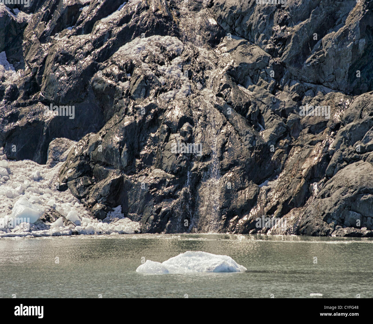 Junio 29, 2012 - Península Kenai, Alaska, EE.UU. - Una cascada fluye hacia abajo por las montañas Chugach Portage, donde un lago glacial iceberg flotantes. En la Península Kenai en el Bosque Nacional de Chugach, Portage Lake y su glaciar es la atracción turística más visitada en Alaska. (Crédito de la Imagen: © Arnold Drapkin/ZUMAPRESS.com) Foto de stock