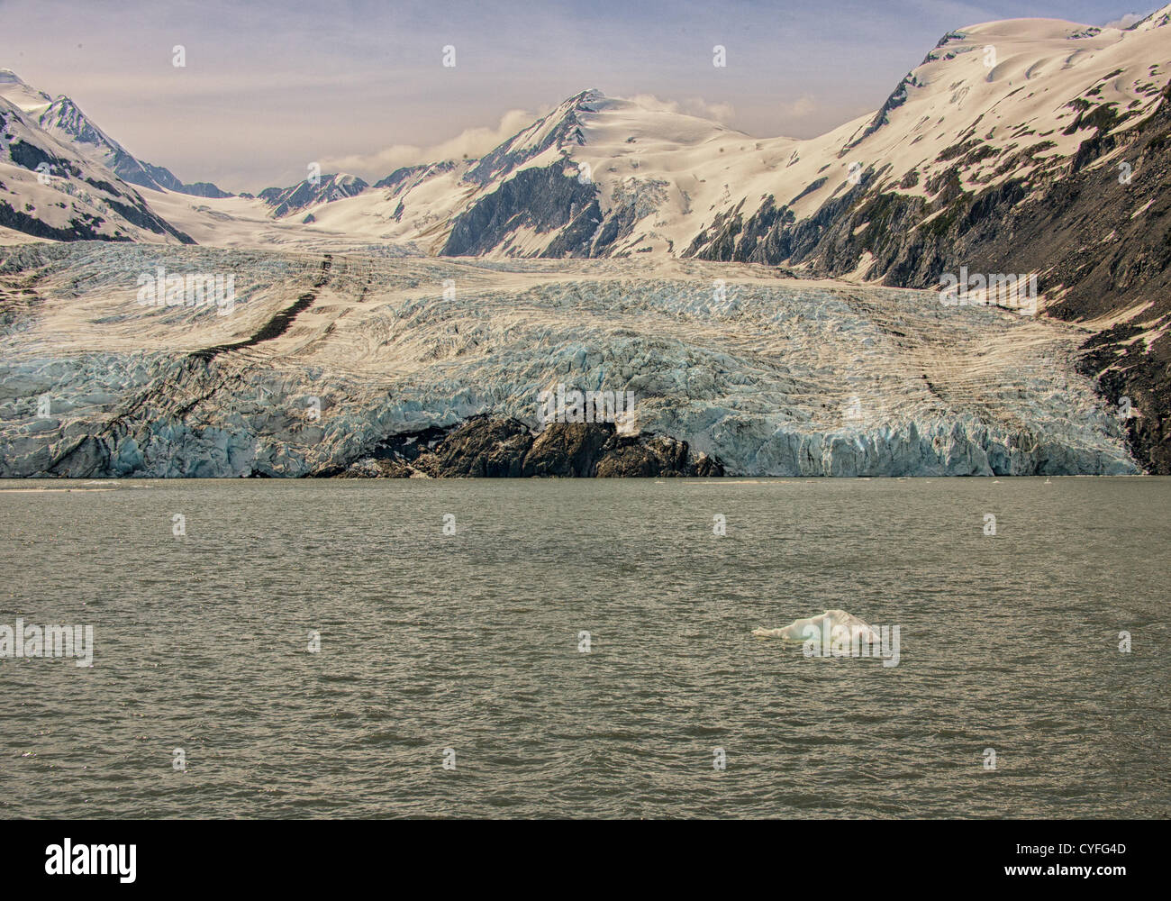 Junio 29, 2012 - Península Kenai, Alaska, EE.UU. - En la Península Kenai dentro del Bosque Nacional Chugach, rodeado por las formidables montañas Chugach, cubierto de nieve glaciar Portage es la atracción turística más visitada en Alaska. Gran parte de la cara del glaciar se encuentra en el agua y se extiende hacia abajo más de 100 pies en Portage Lake. Durante el siglo pasado, los terminus del glaciar ha retrocedido casi 5 kilómetros hasta su ubicación actual. (Crédito de la Imagen: © Arnold Drapkin/ZUMAPRESS.com) Foto de stock