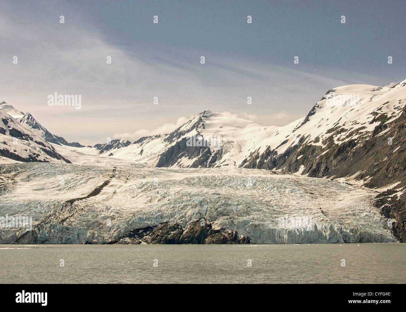 Junio 29, 2012 - Península Kenai, Alaska, EE.UU. - En la Península Kenai dentro del Bosque Nacional Chugach, rodeado por las formidables montañas Chugach, cubierto de nieve glaciar Portage es la atracción turística más visitada en Alaska. Gran parte de la cara del glaciar se encuentra en el agua y se extiende hacia abajo más de 100 pies en Portage Lake. Durante el siglo pasado, los terminus del glaciar ha retrocedido casi 5 kilómetros hasta su ubicación actual. (Crédito de la Imagen: © Arnold Drapkin/ZUMAPRESS.com) Foto de stock