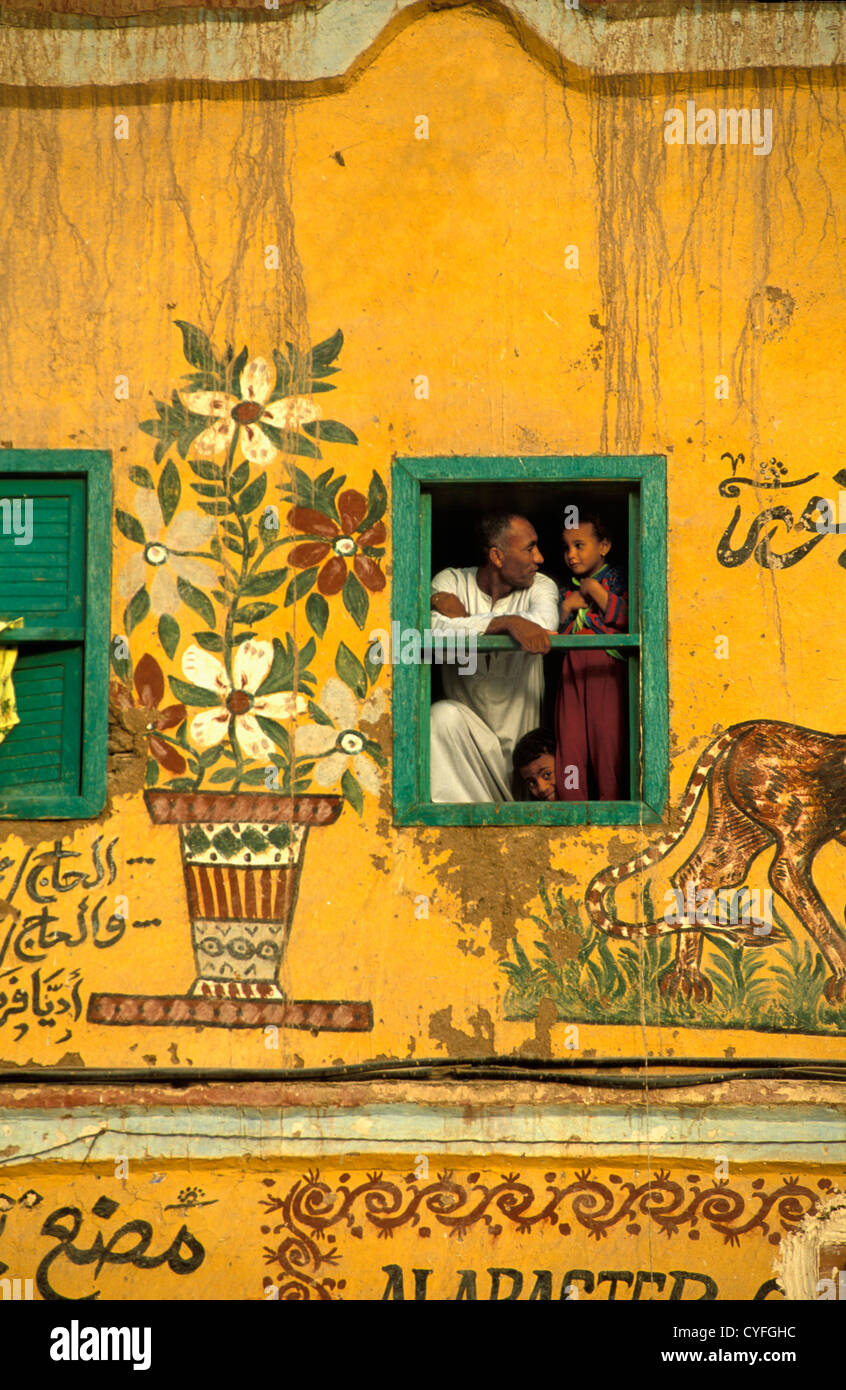 Egipto, Luxor, en la Ribera Occidental del río Nilo, Casa muy bien con la pintura en la pared. Foto de stock