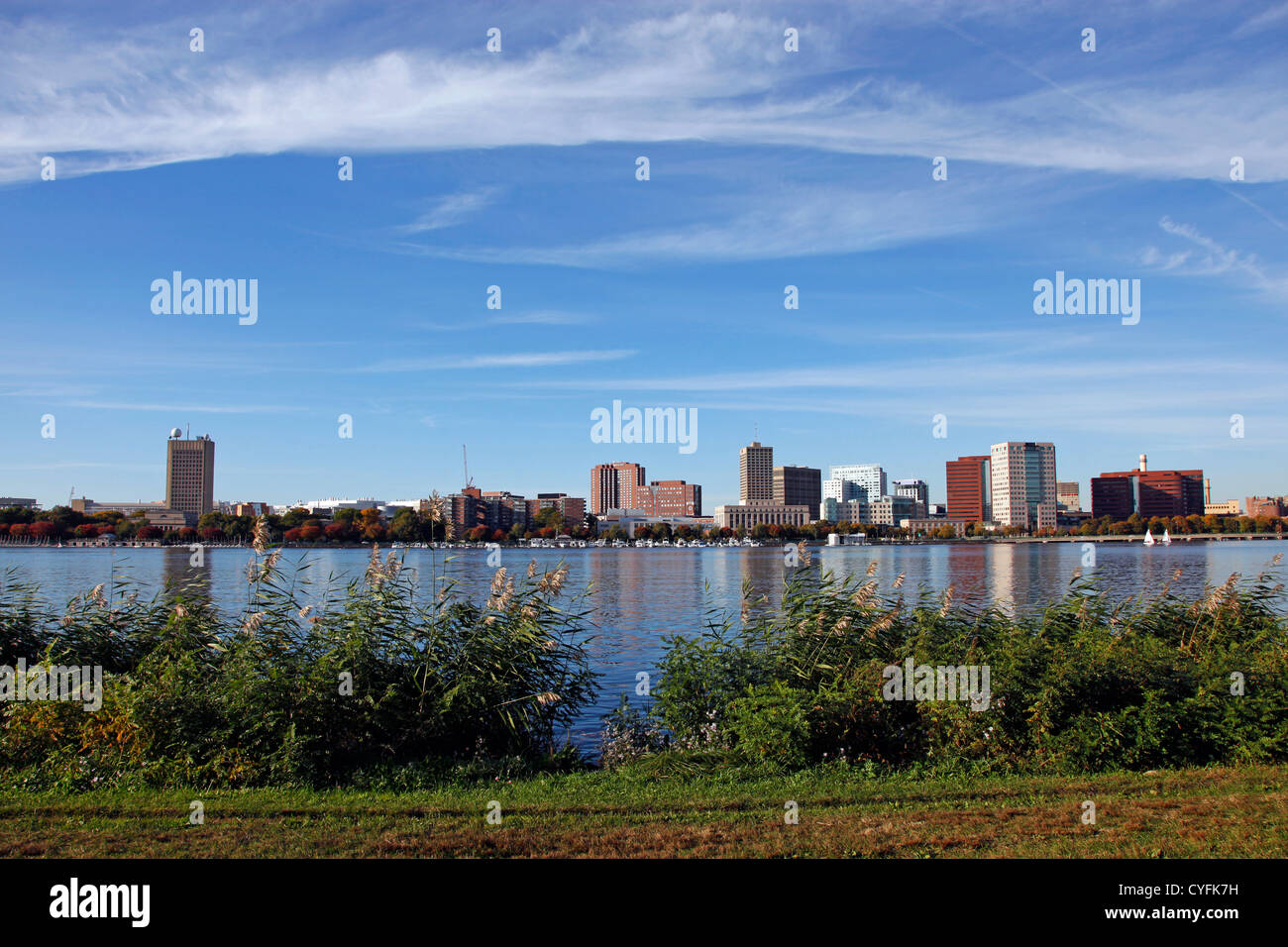 Cambridge sobre el río Charles, en Boston, Massachusetts, Estados Unidos Foto de stock