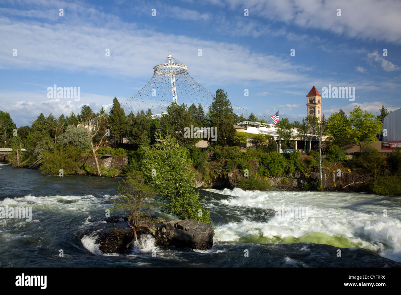 WA05538-00...WASHINGTON - El Río Spokane fluyendo a través de Riverfront Park en el centro de la ciudad de Spokane. Foto de stock