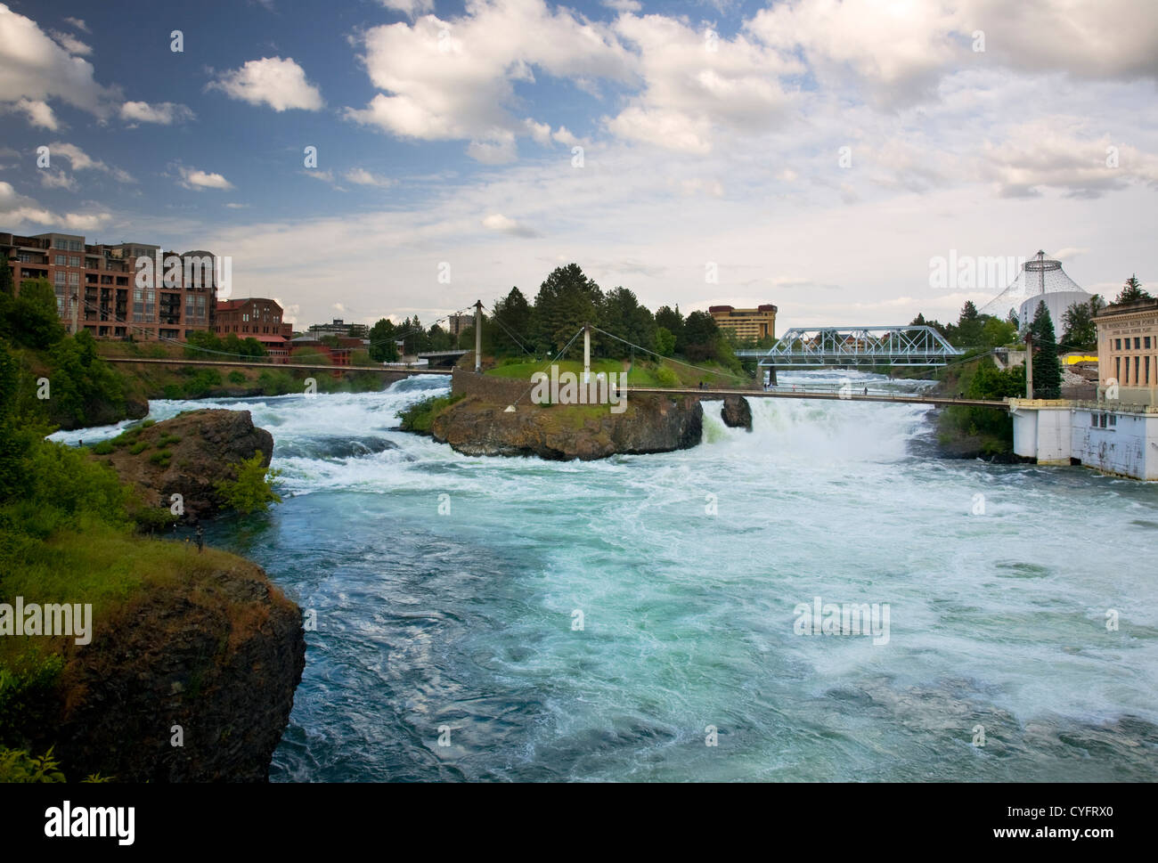 WA05547-00...WASHINGTON - El Río Spokane rugiendo a través de Riverfront Park en el centro de la ciudad de Spokane. Foto de stock