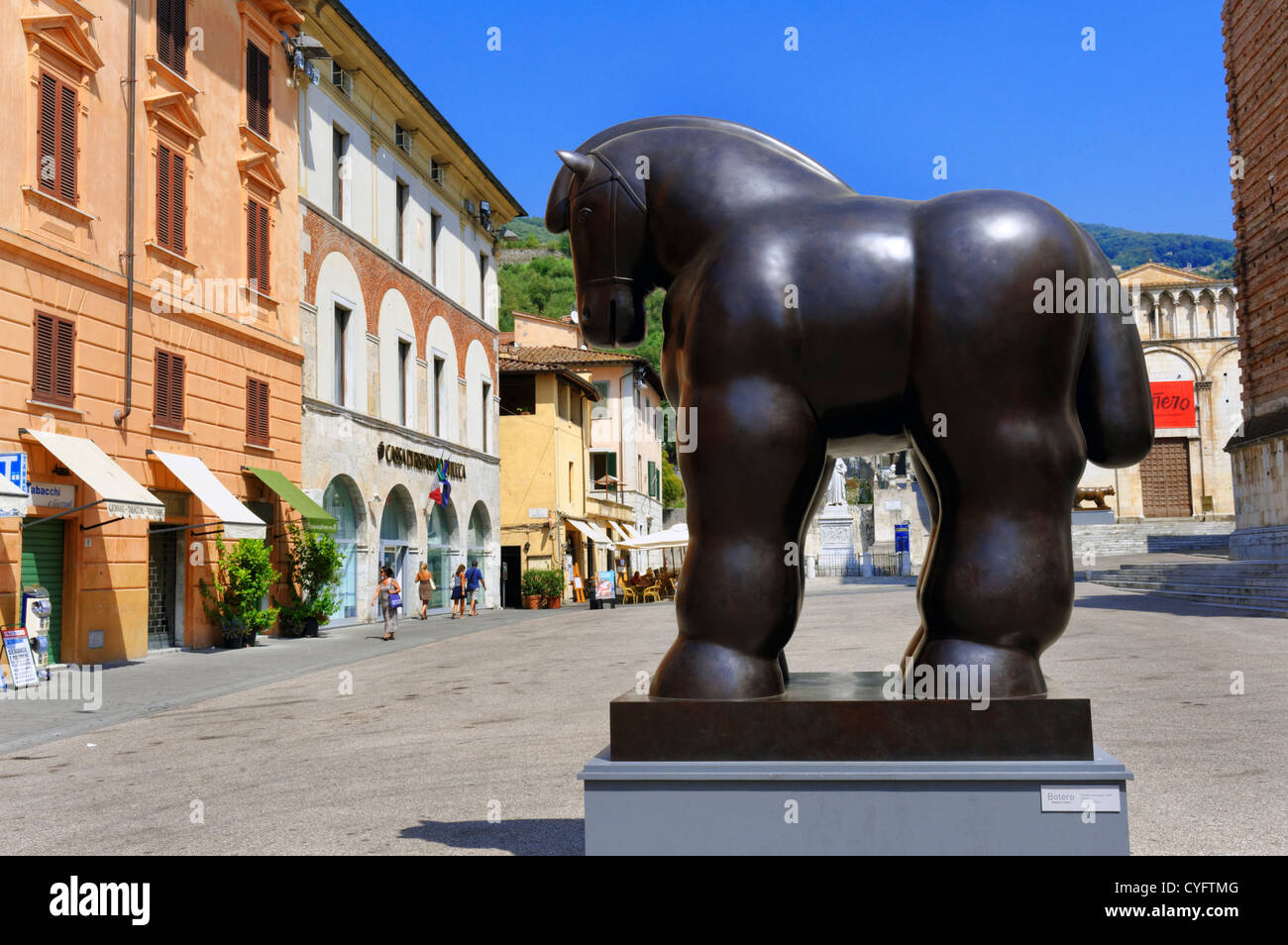 Las esculturas del artista Fernando Botero en exhibición en la plaza central de Pietrasanta, Toscana Italia Foto de stock
