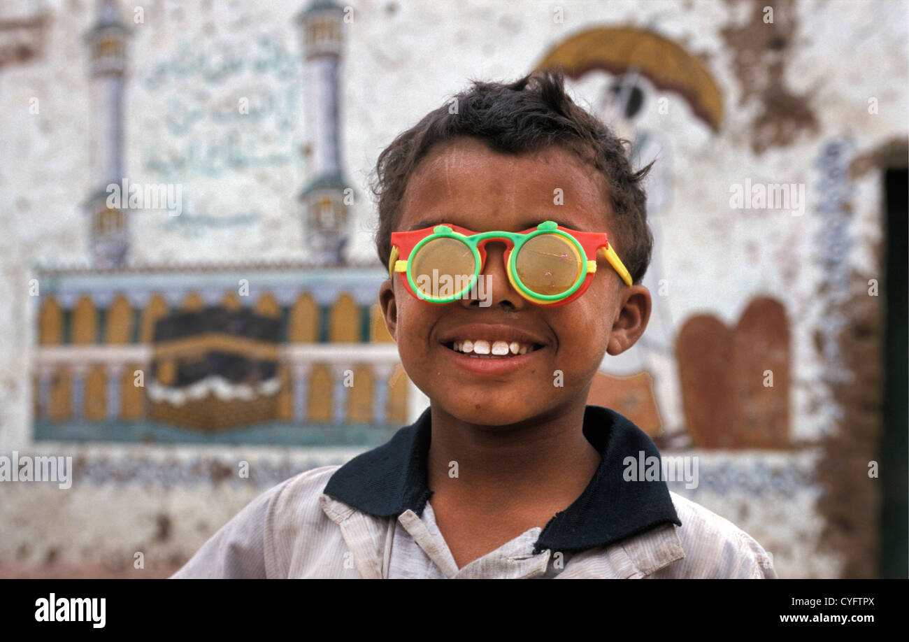Egipto, Luxor, en la Ribera Occidental del río Nilo, chico divertido con gafas de sol. Foto de stock