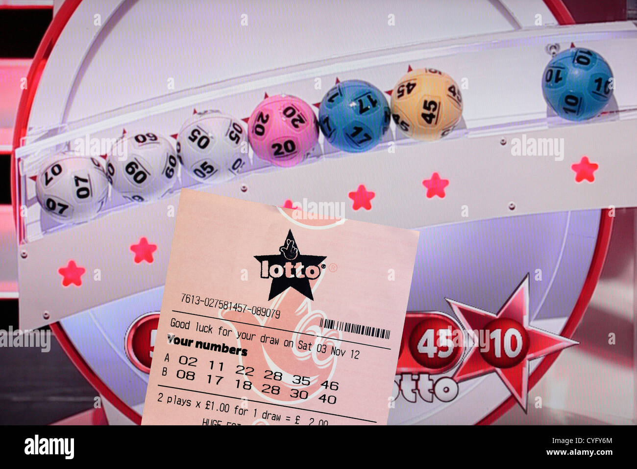 Comprobación de billete de lotería contra el Programa de Lotería Nacional en TV Foto de stock