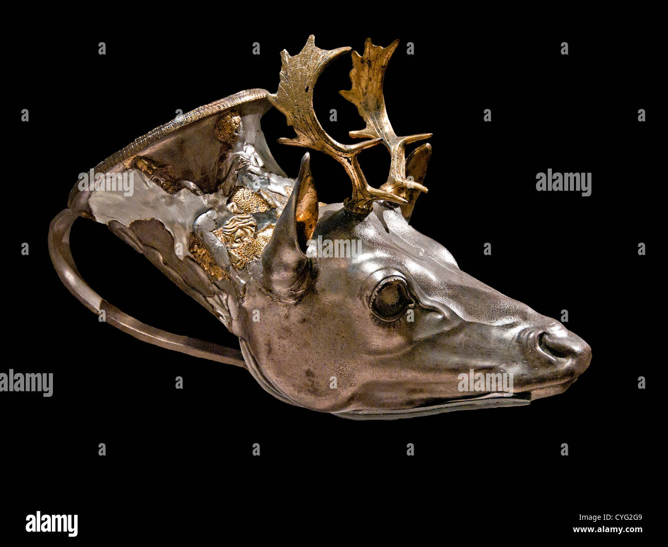 Plata dorada libación rhyton recipiente en forma de una cabeza de ciervo Griego Clásico Tardío o comienzos del siglo IV A.C. Helenística Grecia Foto de stock