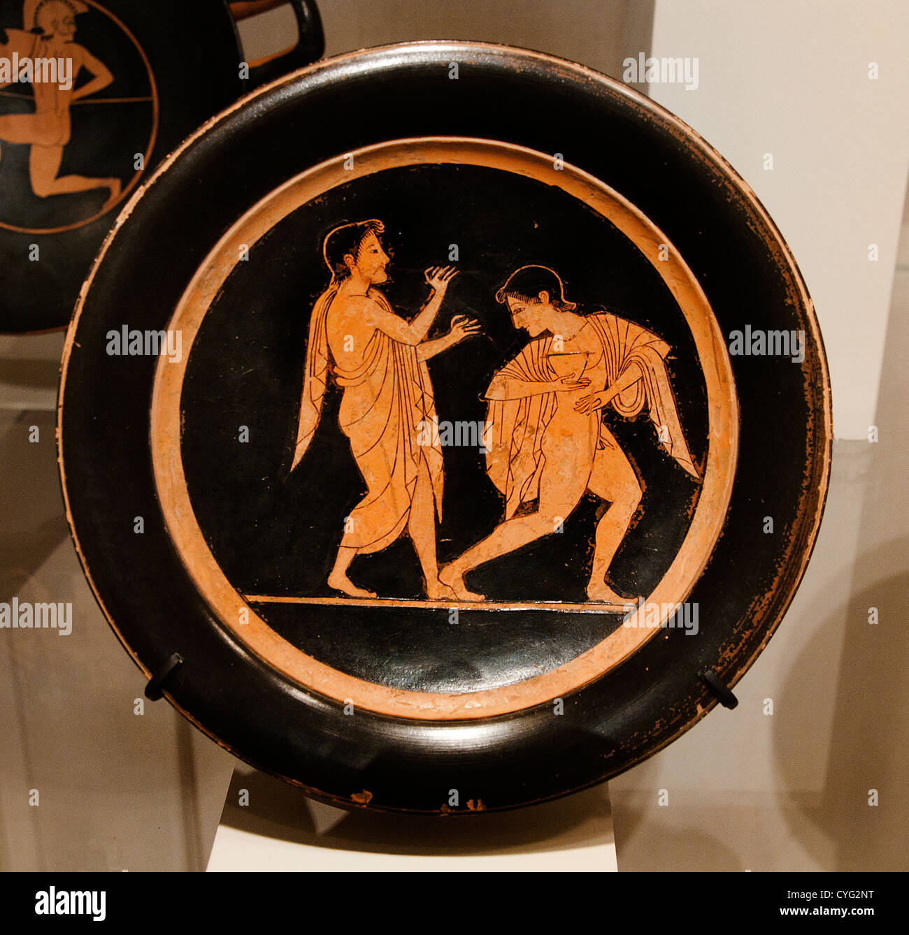 Tocando la flauta doble vaso profundo skyphos placa de terracota arcaicas Paseas 510 A.C. el Griego Ático Dimensiones: 19 cm Vase Foto de stock