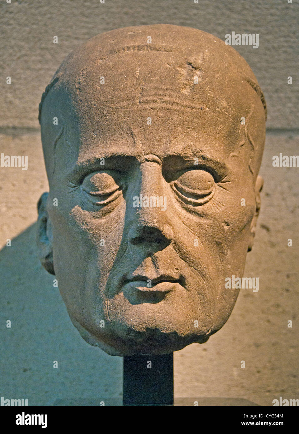 Cabeza de un clérigo de una tumba efigie 1450-60 Francia 25 cm de piedra caliza Janmont Foto de stock
