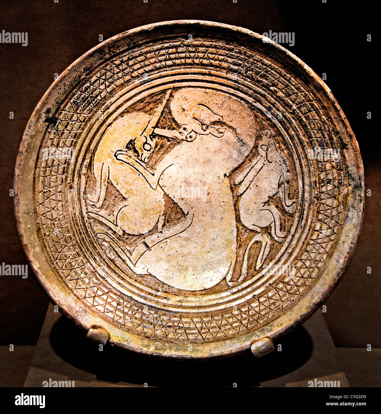 Recipiente con tres animales1100-1300 corte grabado slipware bizantino de cerámica de 22 cm Foto de stock