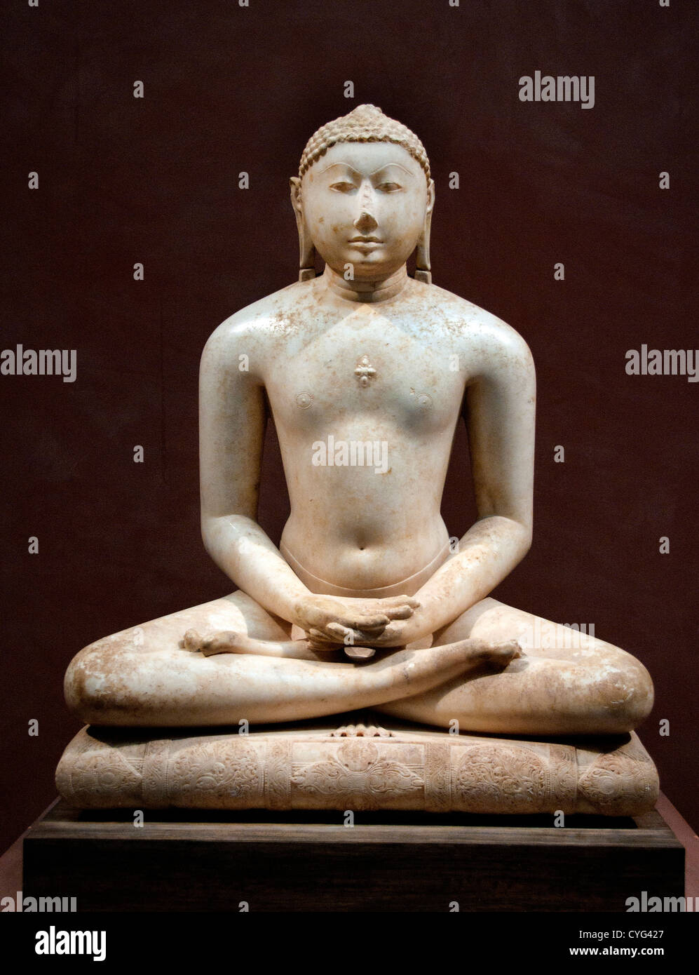 Jain Tirthankara Svetambara en meditación Solanki Gujarat India del siglo 11 o 99 cm de mármol de Rajasthan Foto de stock