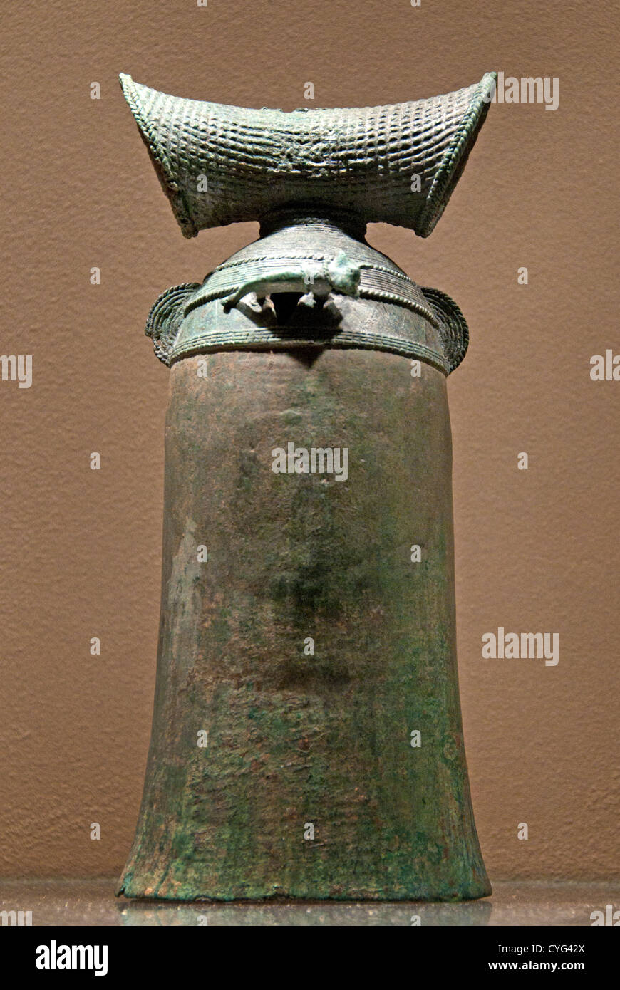 Bell con elefantes elefantes en miniatura de 300 A.C. a 200 D.C. Tailandia Prohibición de Chiang 23 cm de bronce Foto de stock