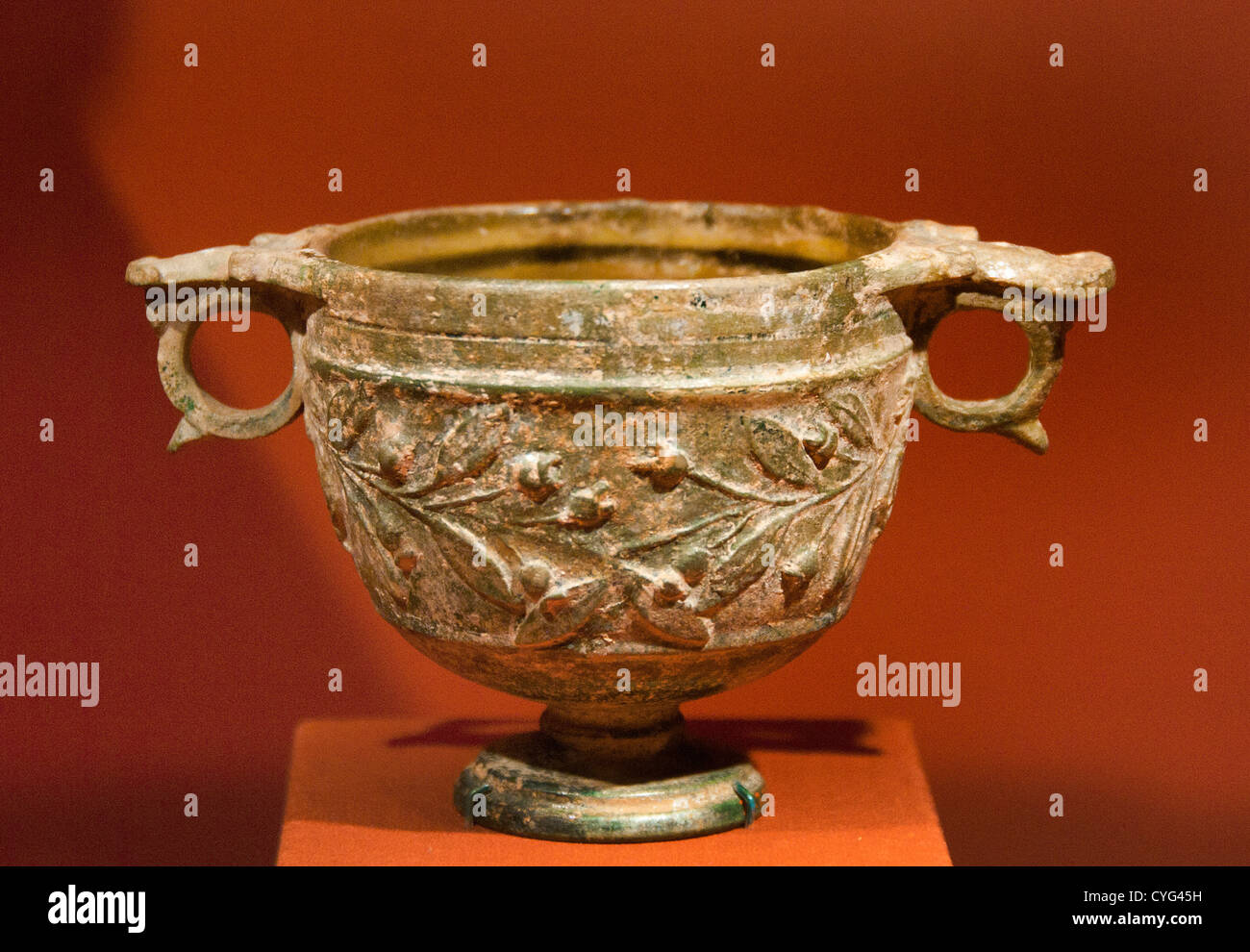 Skyphos footed copa de vino con laurel se rocía sobre el cuerpo el período romano A.D. 50 Tarsus Turquía Anatolia terracota vidriada de plomo Foto de stock
