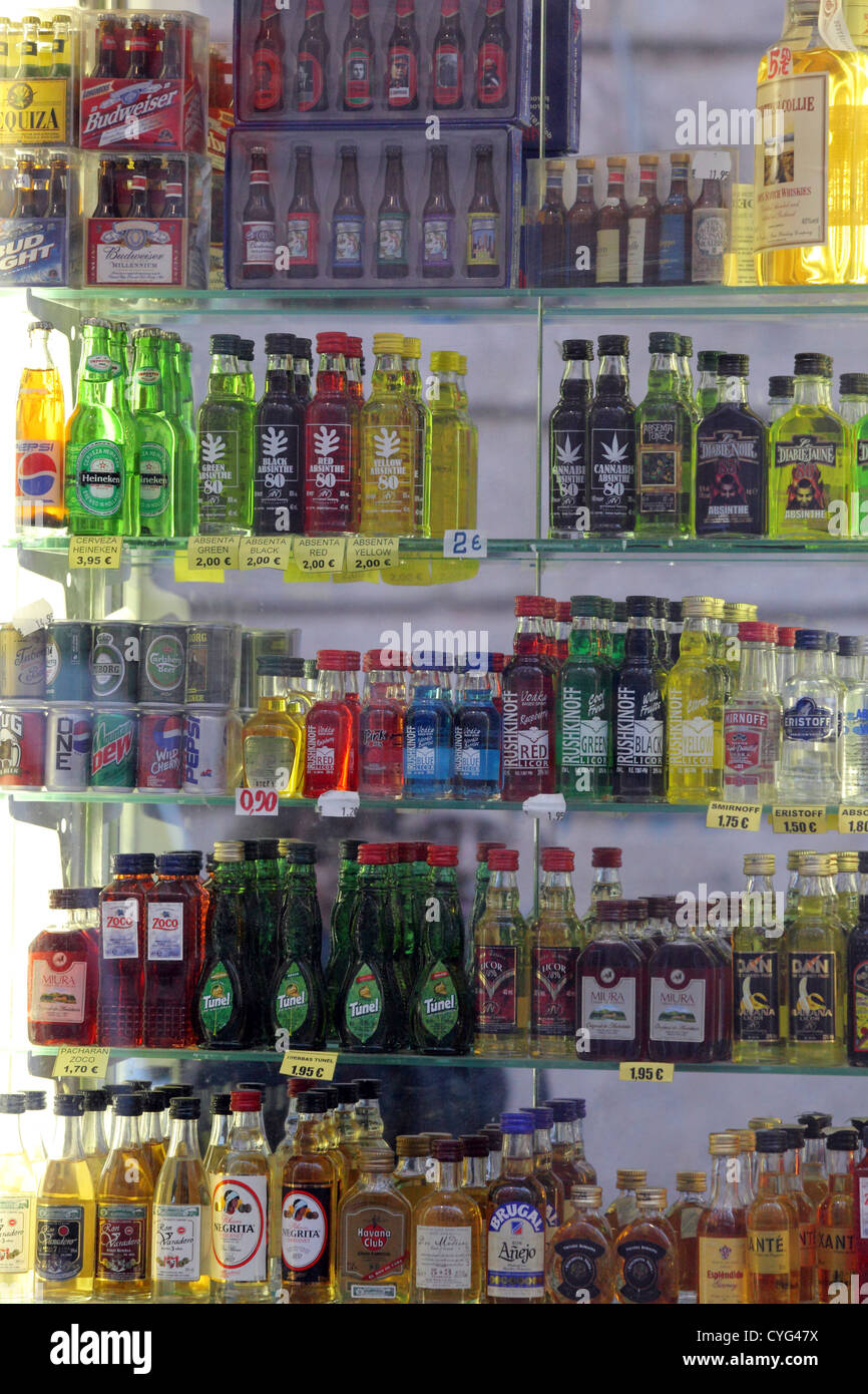 Amplia gama selección de botellas miniatura de alcohol licores licores por  venta tienda ventana, Madrid, España Fotografía de stock - Alamy