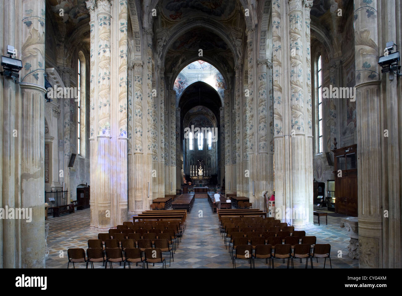 Asti - estilo románico-gótico de la Catedral de Santa Maria Assunta / nave Foto de stock