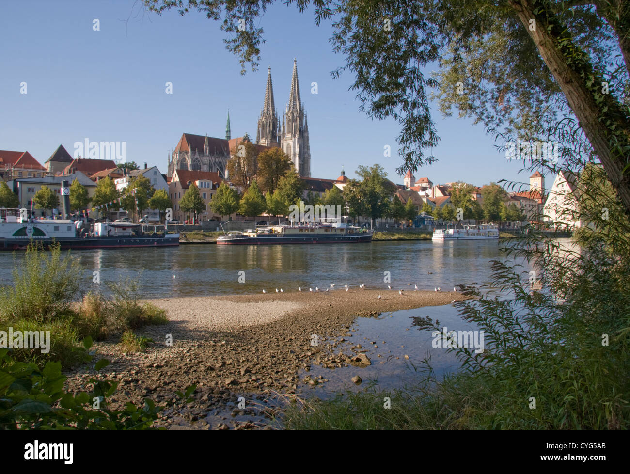 Ver a través del Danubio hacia la catedral de San Pedro, Ratisbona, Baviera, Alemania Foto de stock