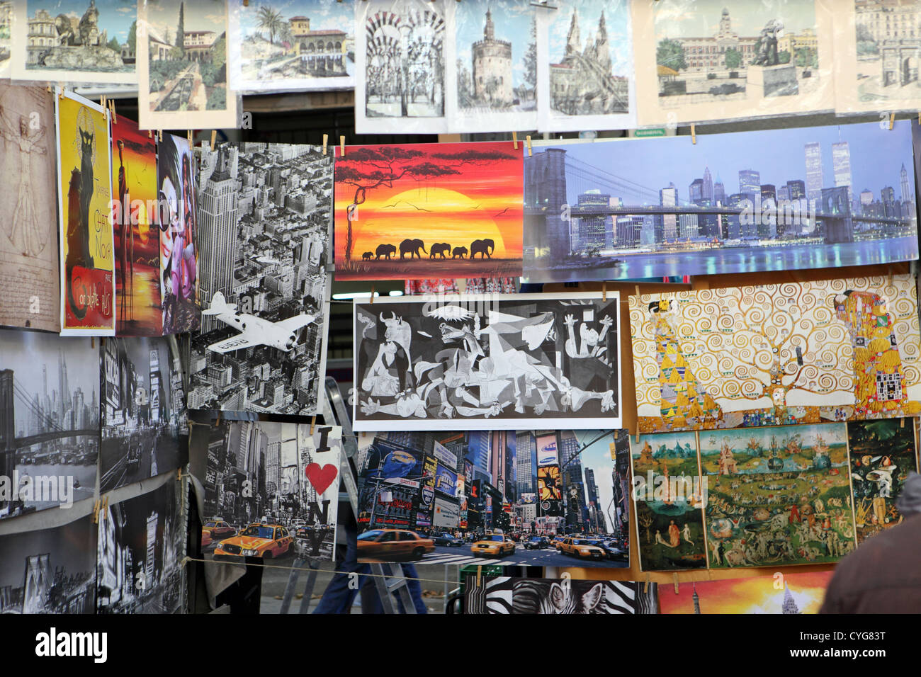 Domingo El Rastro flea market street, reproducción de arte trabajar imágenes con copyright para la venta, Madrid, España Foto de stock