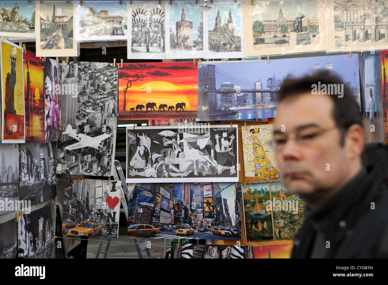 Domingo El Rastro flea market street, reproducción de arte trabajar imágenes con copyright para la venta, Madrid, España Foto de stock